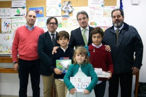 Desde la izda. Ramón Aguado, Óscar Torres, Rafael Campos y Felipe Pastor acompañados de los tres niños premiados.