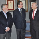 El presidente de Satse, Víctor Aznar, el nuevo ministro, Alfonso Alonso y el presidente del CGE, Máximo González.