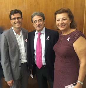 Rafael Campos junto con el cirujano Alejandro Utor y la cirujano responsable de la Unidad, Pilar Moreno.